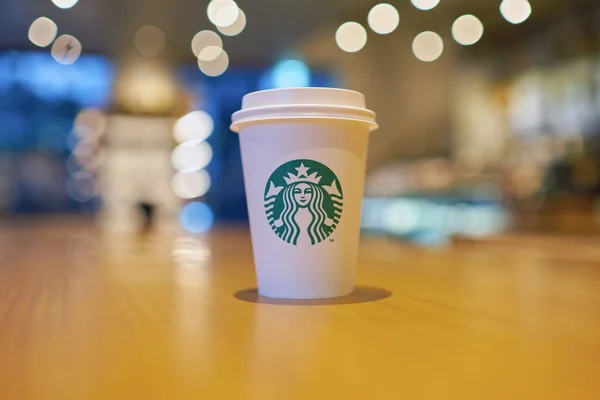 Starbucks kahve Kupası götürün — Stok fotoğraf