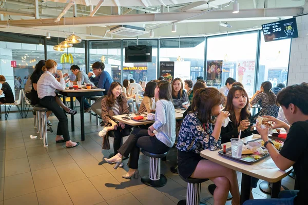 People eat at McDonald 's restaurant — стоковое фото
