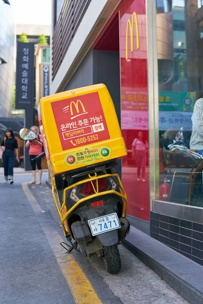 McDonalds Leverans motorcykel i Seoul — Stockfoto