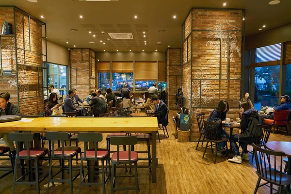 Dentro de Starbucks en Seúl . —  Fotos de Stock