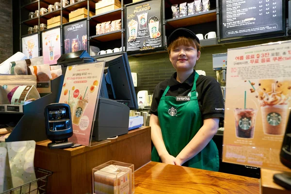 Trabajadora de Starbucks. Starbucks Corporation —  Fotos de Stock