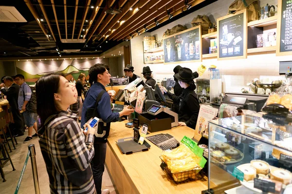 Mensen bij Starbucks in Seoul — Stockfoto