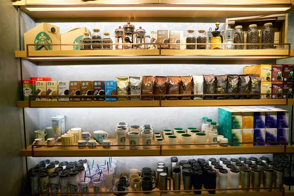 Εμπορευμάτων στην επίδειξη στο Starbucks coffee shop — Φωτογραφία Αρχείου
