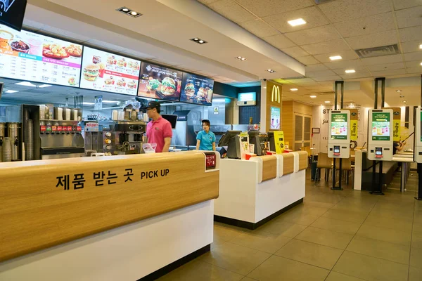 Släpper McDonalds restaurang. — Stockfoto