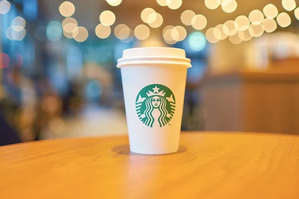 Καφέ Starbucks πάρει Κύπελλο — Φωτογραφία Αρχείου