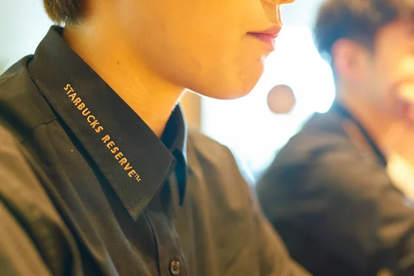 Starbucks Reserve tecken på svart tröja. — Stockfoto