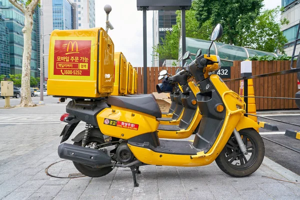 McDonald's doručení motocykly v Soulu. McDonald's je americký hamburger a rychlé občerstvení restaurace řetězce. — Stock fotografie