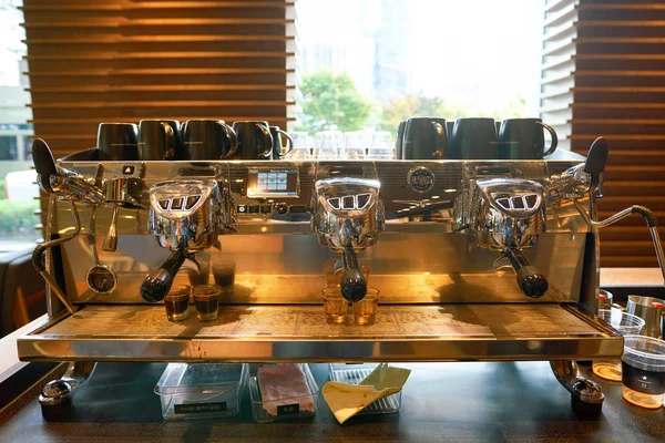 스타벅스 보호구에서 커피 기계 — 스톡 사진