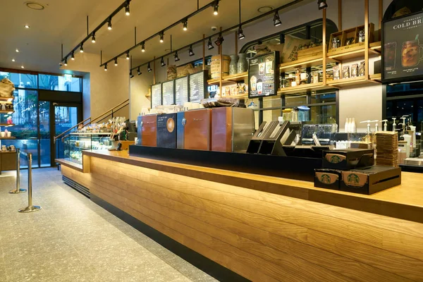 Внутри Starbucks в Сеуле — стоковое фото
