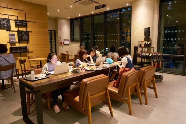 Dentro Starbucks em Seul . — Fotografia de Stock