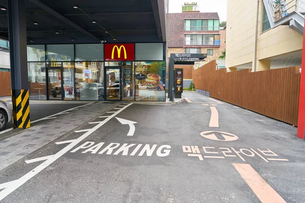 McDonalds restaurang i Seoul — Stockfoto