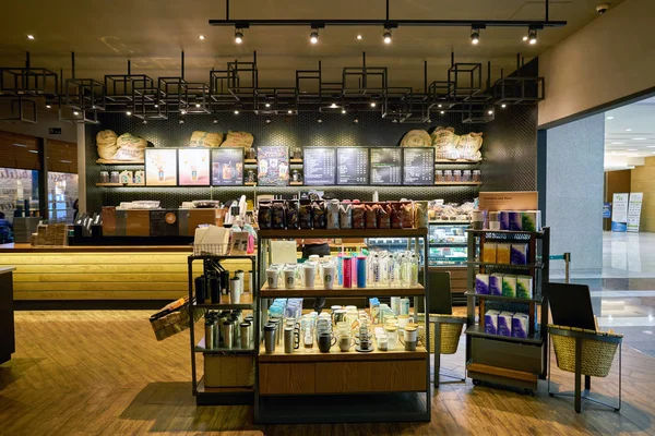 Εμπορευμάτων στην επίδειξη στο Starbucks coffee shop — Φωτογραφία Αρχείου