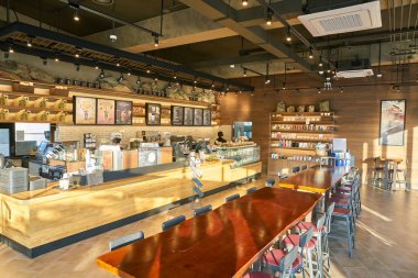 Busan, Güney Kore - Mayıs, 2017 yaklaşık: Starbucks kahve içinde Busan'da alışveriş. Şirket ve kahvehane bir Amerikan kahve zinciri Starbucks kuruluştur.