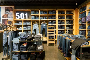 Saint Petersburg, Rusya Federasyonu - Ağustos, 2017 yaklaşık: Levi's içinde Galeria alışveriş merkezi saklamak..