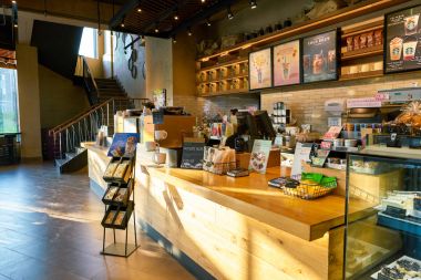 Starbucks coffee shop Busan, Busan, Güney Kore - Mayıs, 2017 yaklaşık: Satış alanı. Şirket ve kahvehane bir Amerikan kahve zinciri Starbucks kuruluştur.