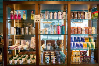 Busan, Güney Kore - Mayıs, 2017 yaklaşık: Ürünler Starbucks coffee shop Busan içinde ekranda. Şirket ve kahvehane bir Amerikan kahve zinciri Starbucks kuruluştur.