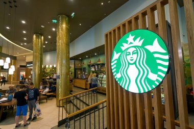 Saint Petersburg, Rusya Federasyonu - Ağustos, 2017 yaklaşık: Starbucks coffee shop Saint Petersburg'daki oturum açın. Şirket ve kahvehane bir Amerikan kahve zinciri Starbucks kuruluştur.
