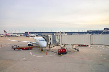 Chicago, Il - 22 Mart 2016: jet yolcu uçağı O'Hare Havaalanı'nda. Chicago O'Hare Uluslararası Havaalanı'na kadar kuzeybatı tarafında, Chicago, Illinois üzerinde yer alan uluslararası bir havaalanı olduğunu.