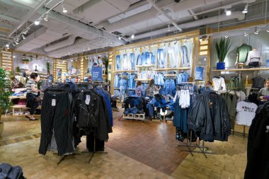 Saint Petersburg, Rusya Federasyonu - Ağustos, 2017 yaklaşık: Galeria alışveriş merkezi çekme ve ayının içinde saklayın. Çekme ve İspanyol hazır giyim ve aksesuarları perakendeci ayıdır