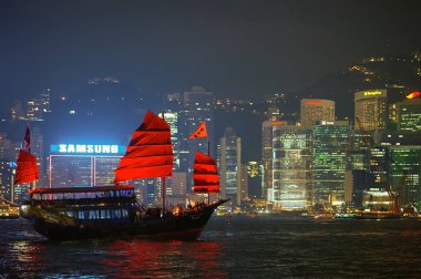 Hong Kong - 10 Kasım 2011: Victoria Harbour çevresinde Aqua Luna yelken. Aqua Luna, Kantonca Cheung Po Tsai, olarak bilinen bir Çince önemsiz Victoria Limanı'na, Hong Kong işletim olduğunu