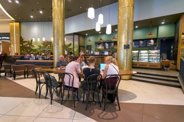 Saint Petersburg, Rusya Federasyonu - Ağustos, 2017 yaklaşık: Starbucks kahve dükkanında Galeria alışveriş merkezi. Şirket ve kahvehane bir Amerikan kahve zinciri Starbucks kuruluştur.