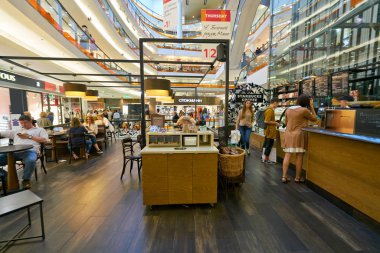 Saint Petersburg, Rusya Federasyonu - Ağustos, 2017 yaklaşık: Starbucks kahve dükkanında Saint Petersburg bir alışveriş merkezinde. Şirket ve kahvehane bir Amerikan kahve zinciri Starbucks kuruluştur.