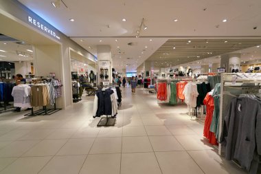 Saint Petersburg, Rusya Federasyonu - Ağustos, 2017 yaklaşık: Galeria alışveriş merkezi ayrılmış içinde saklayın. Lehçe giyim mağaza zinciri ayrılmıştır.