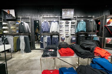 Saint Petersburg, Rusya Federasyonu - Ağustos, 2017 yaklaşık: Puma Galeria alışveriş merkezi depolar. Puma Se tasarımları ve atletik ve rahat ayakkabı, giyim ve aksesuarları üreten Alman uluslararası bir şirkettir