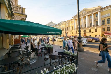 Saint Petersburg, Rusya Federasyonu - Ağustos, 2017 yaklaşık: Starbucks kafede Saint Petersburg. Şirket ve kahvehane bir Amerikan kahve zinciri Starbucks kuruluştur.