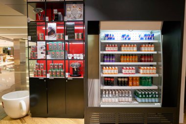 Doha, Katar - Mayıs, 2017 yaklaşık: Illy Hamad Uluslararası Havaalanı'nda. Illycaffe, Illy, markalı bir İtalyan kahve espresso üretiminde uzmanlaşmış şirket kavurma olduğunu. 