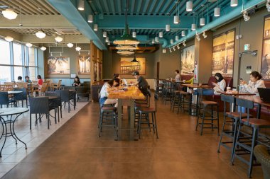 Busan, Güney Kore - Mayıs, 2017 yaklaşık: Starbucks kahve içinde Busan'da alışveriş. Şirket ve kahvehane bir Amerikan kahve zinciri Starbucks kuruluştur.
