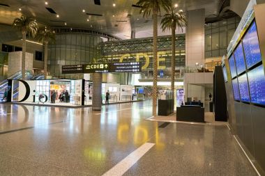 Doha, Katar - Mayıs, 2017 yaklaşık: Hamad Uluslararası Havaalanı, Doha, Katar başkenti şehir içinde.