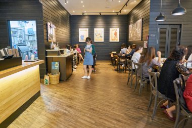Busan, Güney Kore - Mayıs, 2017 yaklaşık: Starbucks kahve içinde Busan'da alışveriş. Şirket ve kahvehane bir Amerikan kahve zinciri Starbucks kuruluştur.