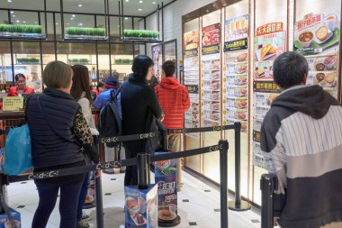 Hong Kong - Ocak, 2016 yaklaşık: içinde bir Cafe de mercan fast food Restoran. Cafe de mercan Çin ve Batı yemekleri bir ekonomik fiyata bir fast food restoran zinciri olduğunu.