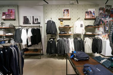 Saint Petersburg, Rusya Federasyonu - Ağustos, 2017 yaklaşık: Galeria alışveriş merkezi Adidas içinde saklayın. Adidas Ag tasarımları ve ayakkabı, giyim ve aksesuarları üreten bir Alman çok uluslu şirket olduğunu.