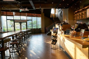 Starbucks coffee shop Busan, Busan, Güney Kore - Mayıs, 2017 yaklaşık: Satış alanı. Şirket ve kahvehane bir Amerikan kahve zinciri Starbucks kuruluştur.