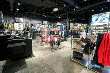 Saint Petersburg, Rusya Federasyonu - Ağustos, 2017 yaklaşık: Puma Galeria alışveriş merkezi depolar. Puma Se tasarımları ve atletik ve rahat ayakkabı, giyim ve aksesuarları üreten Alman uluslararası bir şirkettir