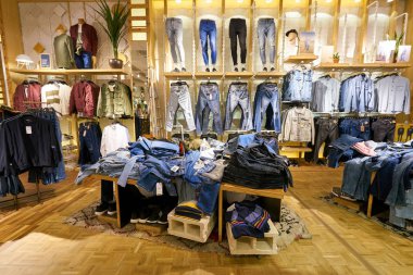 Saint Petersburg, Rusya Federasyonu - Ağustos, 2017 yaklaşık: Galeria alışveriş merkezi çekme ve ayının içinde saklayın. Çekme ve İspanyol hazır giyim ve aksesuarları perakendeci ayıdır