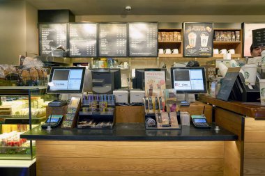 Incheon, Güney Kore - Mayıs, 2017 yaklaşık: Starbucks Incheon Uluslararası Havaalanı'nda. Şirket ve kahvehane bir Amerikan kahve zinciri Starbucks kuruluştur.