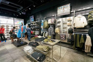 Saint Petersburg, Rusya Federasyonu - Ağustos, 2017 yaklaşık: Puma Galeria alışveriş merkezi depolar. Puma Se tasarımları ve atletik ve rahat ayakkabı, giyim ve aksesuarları üreten Alman uluslararası bir şirkettir