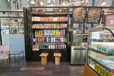 Saint Petersburg, Rusya Federasyonu - Ağustos, 2017 yaklaşık: Starbucks kahve dükkanında Saint Petersburg bir alışveriş merkezinde. Şirket ve kahvehane bir Amerikan kahve zinciri Starbucks kuruluştur.