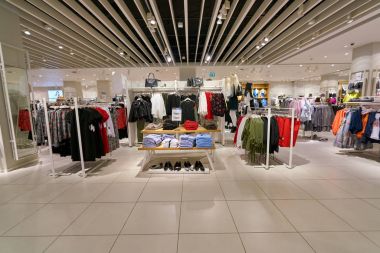 Saint Petersburg, Rusya Federasyonu - Ağustos, 2017 yaklaşık: Galeria alışveriş merkezi ayrılmış içinde saklayın. Lehçe giyim mağaza zinciri ayrılmıştır.