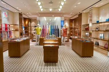 Doha, Katar - Mayıs, 2017 yaklaşık: Hermes içinde Hamad Uluslararası Havaalanı, Doha adlı depolamak..