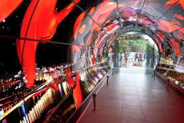 Seoul, Güney Kore - Mayıs, 2017 yaklaşık: Namsan Seul Kulesi 1f - Oled tünel. OLED paneller Seviye 1-4 Namsan Seul kuleden her yerde görüntülenir.