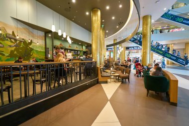 Saint Petersburg, Rusya Federasyonu - Ağustos, 2017 yaklaşık: Starbucks kahve dükkanında Galeria alışveriş merkezi. Şirket ve kahvehane bir Amerikan kahve zinciri Starbucks kuruluştur.