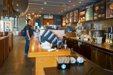 Shenzhen, Çin - Ekim 2015 yaklaşık: Shenzhen Starbucks kahve içinde alışveriş. Şirket ve kahvehane bir Amerikan kahve zinciri Starbucks kuruluştur.