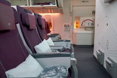 Incheon, Güney Kore - Haziran, 2017 yaklaşık: içinde Qatar Airways Boeing 777. Katar Havayolları, Katar devlet bayrak taşıyıcı olduğunu.