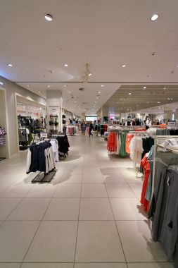 Saint Petersburg, Rusya Federasyonu - Ağustos, 2017 yaklaşık: Galeria alışveriş merkezi ayrılmış içinde saklayın. Lehçe giyim mağaza zinciri ayrılmıştır.