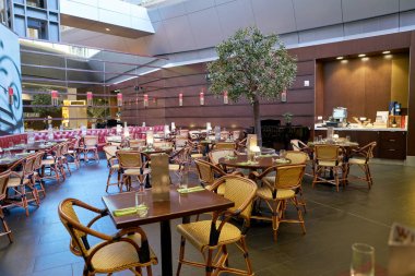 Doha, Katar - Mayıs, 2017 yaklaşık: Le Grand Comptoir Hamad Doha Uluslararası Havaalanı'nda. Klas brasserie tarzı restoran Le Grand Comptoir olduğunu.