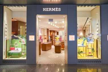 Doha, Katar - Mayıs, 2017 yaklaşık: Hermes mağazasında Hamad uluslararası Doha Havalimanı.